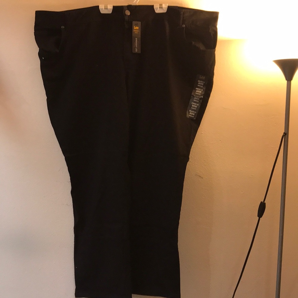 Lee Women’s Relaxed Fit plus Size Straight Leg - Picture 4 of 6